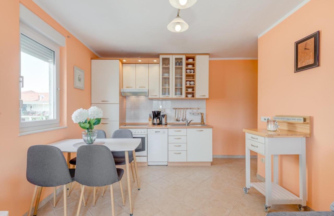 The Old Town View Apartment, 5 Min Walk, Parking Apartment Trogir
